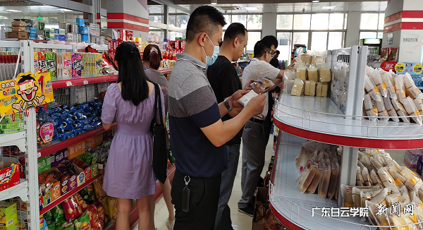 virtual_attach_file.vsb?afc=oM49uPMl7ZUzNYnUmG4M4NbMmlPL4LnDMNLiL8W2U8nfMzL0gihFp2hmCIa0MYyiLYh7LYh2MRLaU8LDnmL8n7CiUmCPozQ2n7nkLN-iLRWFLRfknNCZMzQFMmL4Ll7Jv2bjo4OeosXEgDTJQty0LzL8LSyYMzUbLR7JqdSnx&oid=2103874463&tid=1341&nid=254901&e= 西校区小卖部食物清静检查.png