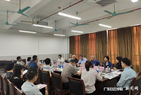 v2veo4Oe_jw0qIbtpYyPL4UPg474LmUDLSbw62F8c&oid=2103874463&tid=1341&nid=132461&e= 与会职员举行聚会讨论.jpg