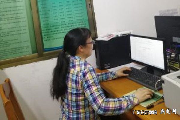 v2veo4Oe_jw0qIbtpYyPL4UPg4-iMmNYLSbw62_8c&oid=2103874463&tid=1341&nid=256921&e= 钟小连举行党建事情.jpg