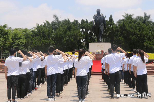 virtual_attach_file.vsb?afc=rMlrIVUzGYMlQkM5474U4L8Uz7bL4lCZM4-DL4-bUzNZUz90gihFp2hmCIa0okhRM1hVUYh2MRf2olQRLNlZM462MmliMR98LlVVL4l4MNVFUmnVLRAkLzfFLmLsMzUJv2bjo4OeosXEgDTJQty0LzL8LSyYMRNbM47JqdQnx&oid=2103874463&tid=1341&nid=249971&e= 重温入党誓词.png