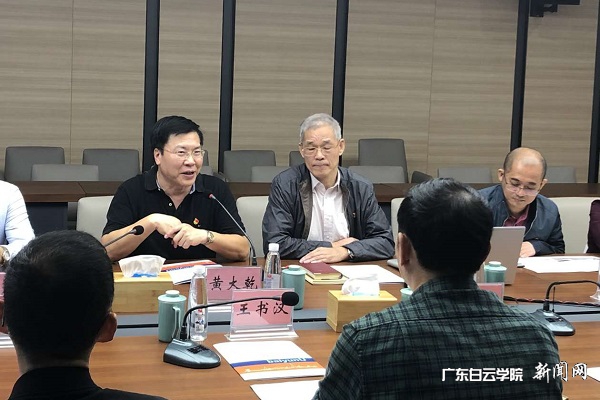 virtual_attach_file.vsb?afc=uM4vUboRTkLl7iUn4Akol-8UlVfnmLSYMNWknz67nNUPUNU0gihFp2hmCIa0M1y8LYyaU1yZLmWfnmQRM77YM8LDU8nkoRA7LmLsMzfRU8WFM8M7nRGaM4TFLmUiLNlJqjfjo4OeosXEgDTJQty0LzL8LSyYMzUPoR7Jqdznx&oid=2103874463&tid=1341&nid=254181&e= 校长黄大乾介绍北校区校园建设等基本情形.jpg