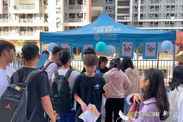 virtual_attach_file.vsb?afc=uU4CUsL4fknRl8Ln4GZMRTVMmGaLlLSZnzffM7VVnzr7L7C0gihFp2hmCIa0MSysLSy4U1ysoRCDMR-sU8UZU4LYU8C4ozv4UmCYMRn7MmnFLzCsLRQ7MlQFL4Ninl7Jqjfjo4OeosXEgDTJQty0LzL8LSyYMzUaLR7Jqdznx&oid=2103874463&tid=1341&nid=254001&e= 新生在摊位前咨询.jpg