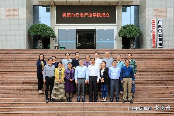 virtual_attach_file.vsb?afc=unm9UPMm7DM8lsLnRWfoln2nmvZLmNS8Ll78ozCbnRUiLzN0gihFp2hmCIa0nShVMYyPnSyYUzT7U8n2Mz-bMzU8M7LsUzGbUzvPMmlsL8MFMlW7U4C8M8QFLz-YUmUJqjfjo4OeosXEgDTJQty0LzL8LSyYMzUPMR7Jqdznx&oid=2103874463&tid=1341&nid=254141&e= 校企双方合影.jpg