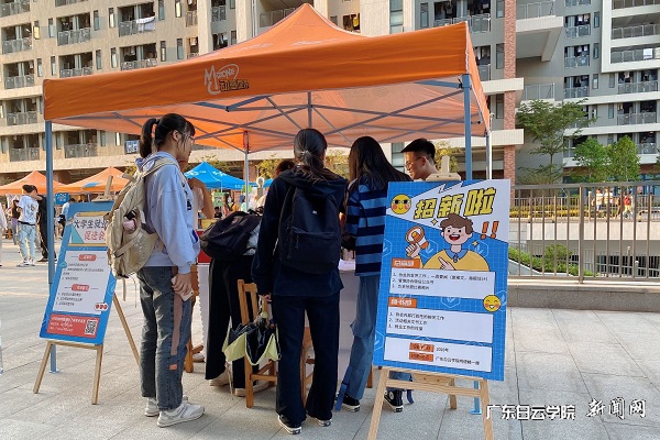 virtual_attach_file.vsb?afc=uolWUkUzvYLzT7Mn8-aLmCinzTkoR9SiMRTfUm9PoRnRoR90gihFp2hmCIa0LYyin1ysL1yZozrVL7UiUzGYMR7YoznVMlW7Uz6kUmCiU46Fn7rVn7UZozrFL8-4UmLJqjfjo4OeosXEgDTJQty0LzL8LSyYMzUaLR7Jqdznx&oid=2103874463&tid=1341&nid=254001&e= 新生在摊位前咨询 (2).jpg