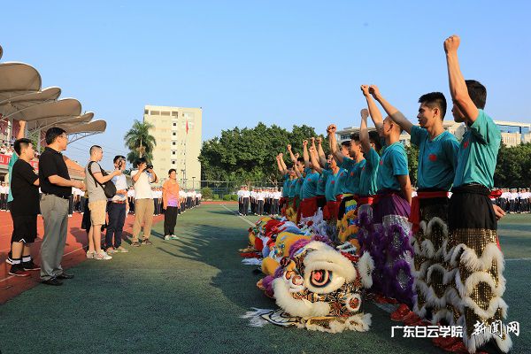 v2veo4Oe_jw0qIbtpYyPL4UPg474Lml8LSbw6298c&oid=2103874463&tid=1341&nid=132541&e= ²ÎÑÝѧÉúÃǺ°³öÁúʨÍſںÅ.jpg