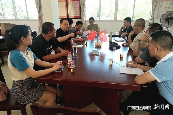 v2veo4Oe_jw0qIbtpYyPL4UPg4-iMmLaLSbw6298c&oid=2103874463&tid=1341&nid=256301&e= 与华新村干部以及驻村扶贫事情队举行钻研会.jpg