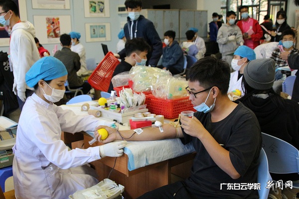 virtual_attach_file.vsb?afc=vUml6Zo77iLmQ2M_RfkoRU8MNQkL87FZM4r2Ul-YMlr2MzG0gihFp2hmCIa0okyiMShRLkysUlMko7W7L8Q2LRQRMz62LmNiL4-8MRGPM4nFM4vDMzTVMNMFLNWRnzlJqjfjo4OeosXEgDTJQty0LzL8LSyYMzLPLm7Jqd9nx&oid=2103874463&tid=1341&nid=253121&e= Î÷Ð£Çø×ÔÔ¸Ï×ѪѧÉúÕýÔÚÏ×Ѫ.jpg