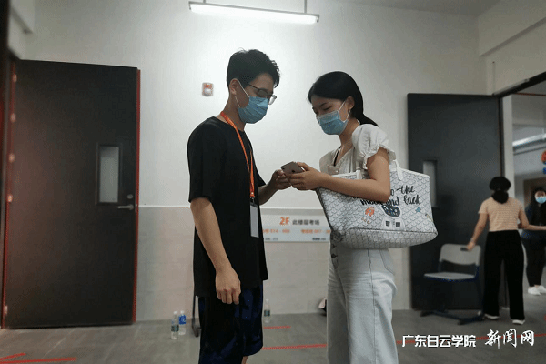 virtual_attach_file.vsb?afc=vnNC6Zo7QkoRnVn_mAfL49Pnm9iL7-F8MzrRLll8LmlbL8C0gihFp2hmCIa0USybMkhfnkhRMz67oRLaMRCZU4A2LRr2nNW2LRNaM7nfM4MFUlr7M4lbL8WFLl7ZnR7Jv2bjo4OeosXEgDTJQty0LzL8LSyYMzC4Lm7Jqd9nx&oid=2103874463&tid=1341&nid=256321&e= 自愿者为考生解疑答惑.png