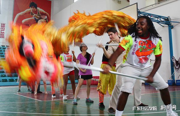 v2veo4Oe_jw0qIbtpYyPL4UPg474L4UDLSbw62P8c&oid=2103874463&tid=1341&nid=133461&e= ÃÀ¹úѧÉúÔÚÎèÁú.jpg